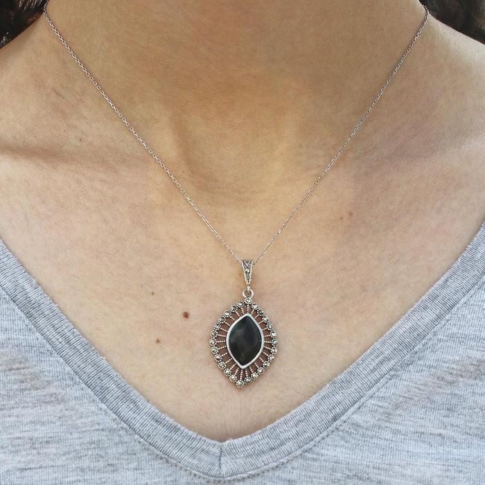 Desenli Baklava Model Gümüş Ve Oltu Taşlı Kolye