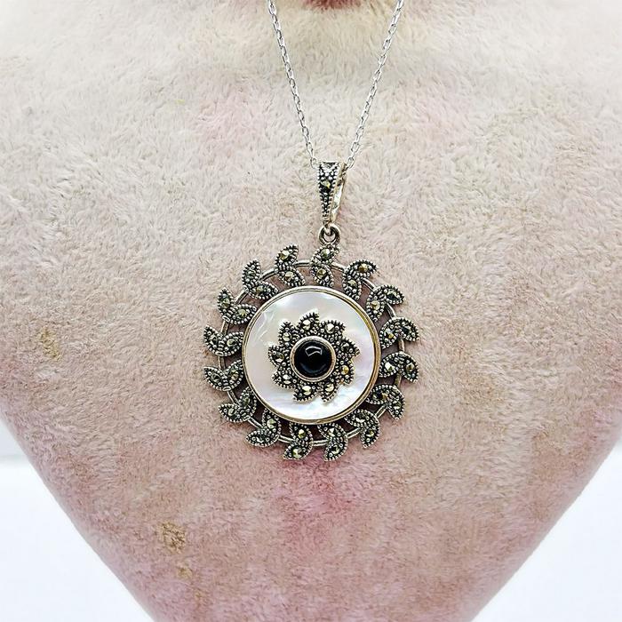 Çiçek Model Sedef ve Oltu Taşı İşçilikli 925 Ayar Gümüş Kolye