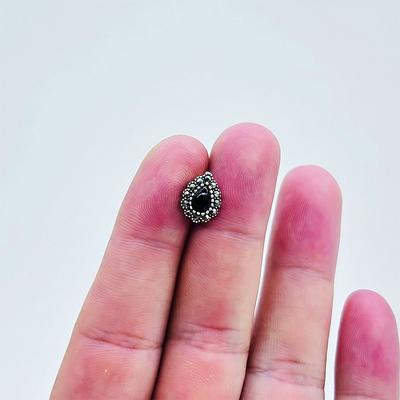 Damla Model Zirkon ve Oltu Taşı İşçilikli 925 Ayar Gümüş Küpe