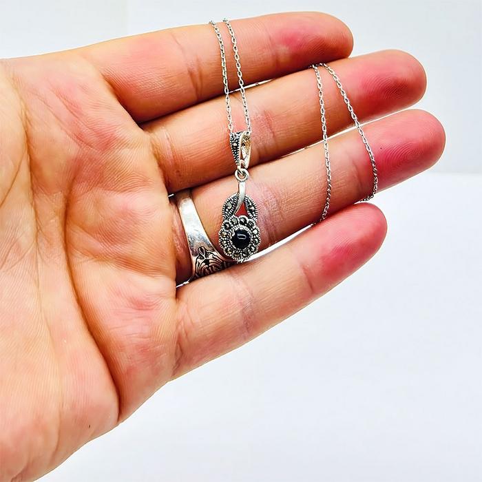 Gül Model Oltu Taşı İşçilikli 925 Ayar Gümüş Kolye