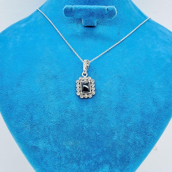 Kare Model Oltu Taşı İşçilikli 925 Ayar Gümüş Kolye