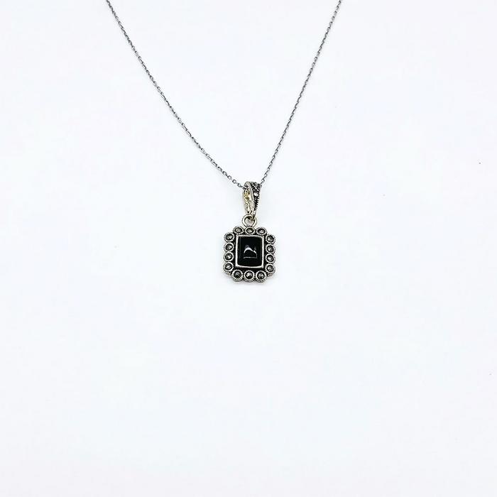 Kare Model Oltu Taşı İşçilikli 925 Ayar Gümüş Kolye