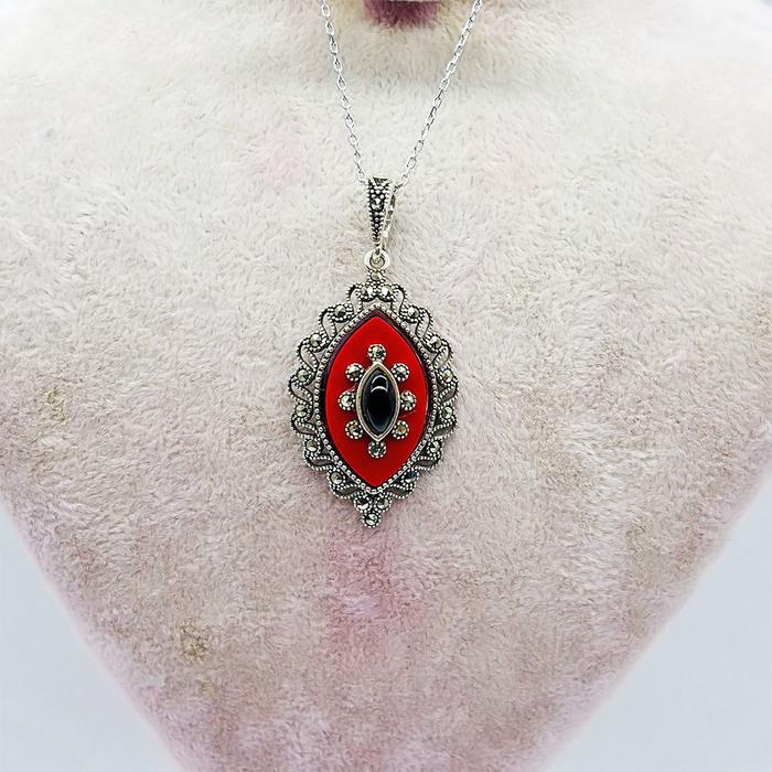 Kırmızı Mine ve Oltu Taşı İşçilikli 925 Ayar Gümüş Kolye