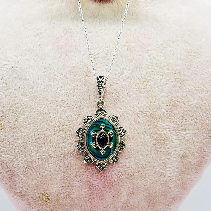 Yeşil Mine ve Oltu Taşı İşçilikli 925 Ayar Gümüş Kolye