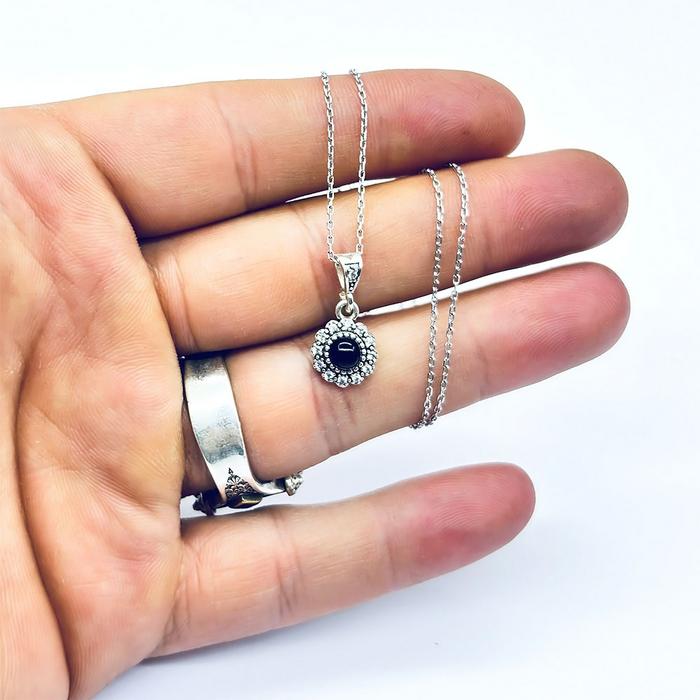 Yuvarlak Model Zirkon ve Oltu Taşı İşçilikli 925 Ayar Gümüş Kolye 