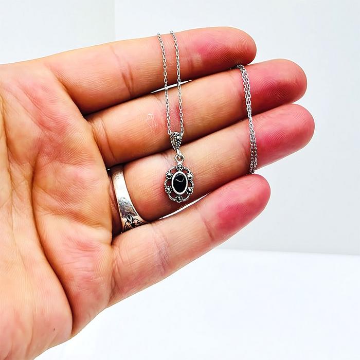 Zirkon ve Oltu Taşı İşçilikli 925 Ayar Gümüş Kolye