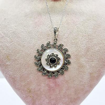 Çiçek Model Sedef ve Oltu Taşı İşçilikli 925 Ayar Gümüş Kolye