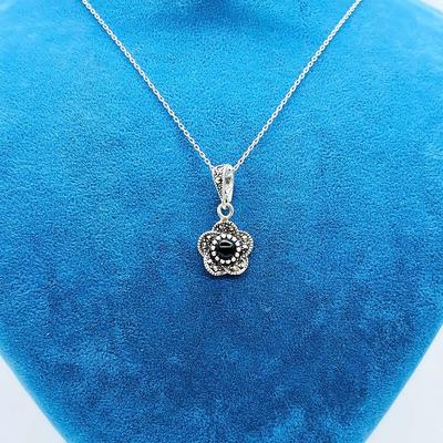 Gül Model Oltu Taşı İşçilikli 925 Ayar Gümüş Kolye