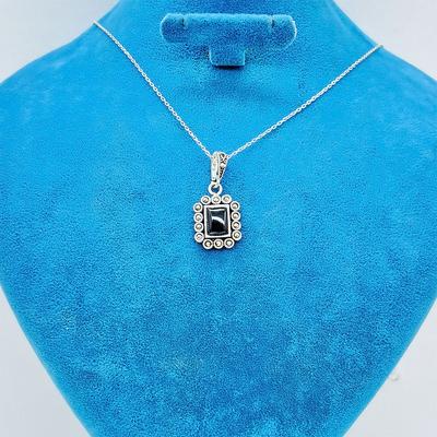 Kare Model Oltu Taşı İşçilikli 925 Ayar Gümüş Kolye