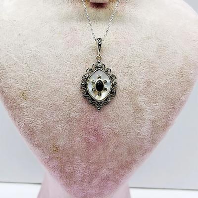 Sedef ve Oltu Taşı İşçilikli 925 Ayar Gümüş Kadın Kolye