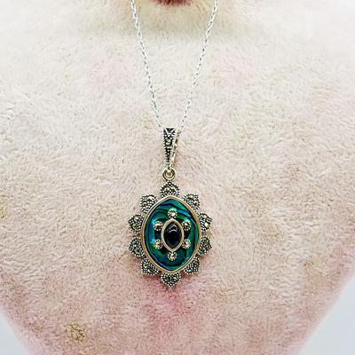 Yeşil Mine ve Oltu Taşı İşçilikli 925 Ayar Gümüş Kolye