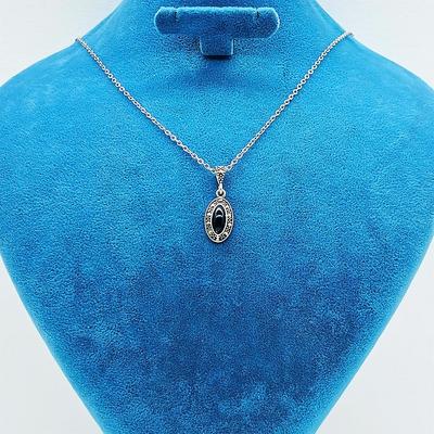 Zirkon ve Oltu Taşı İşçilikli 925 Ayar Gümüş Kolye