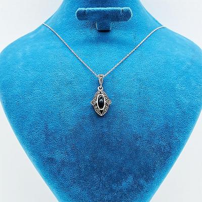 Zirkon ve Oltu Taşı İşçilikli 925 Ayar Gümüş Kolye