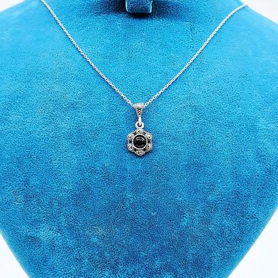 Zirkon ve Oltu Taşı İşçilikli 925 Ayar Gümüş Kolye