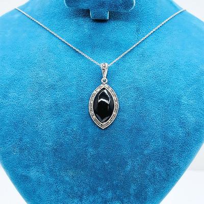 Zirkon ve Oltu Taşı İşçilikli 925 Ayar Gümüş Kolye