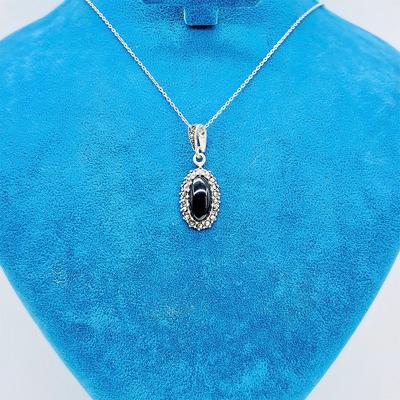 Zirkon ve Oltu Taşı İşçilikli 925 Ayar Gümüş Kolye